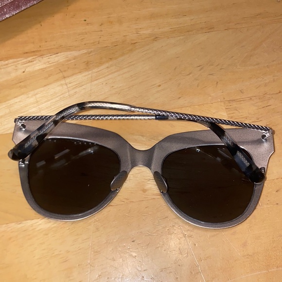 Authentic BOTTEGA VENETA SUNGLASSES 🕶 - Picture 3 of 9